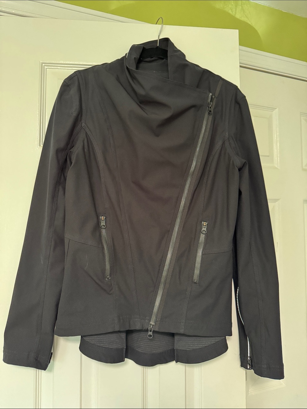 Lululemon women’s  Asymmetrical Zip Black Jacket size 10 euc